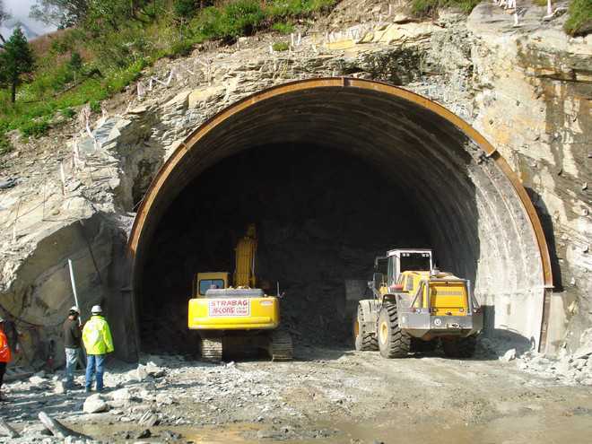 Rohtang tunnel shut after avalanche threat