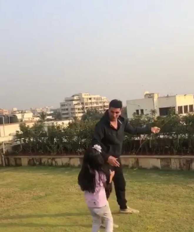 Akshay Kumar and his daughter, Nitaara have a ritual