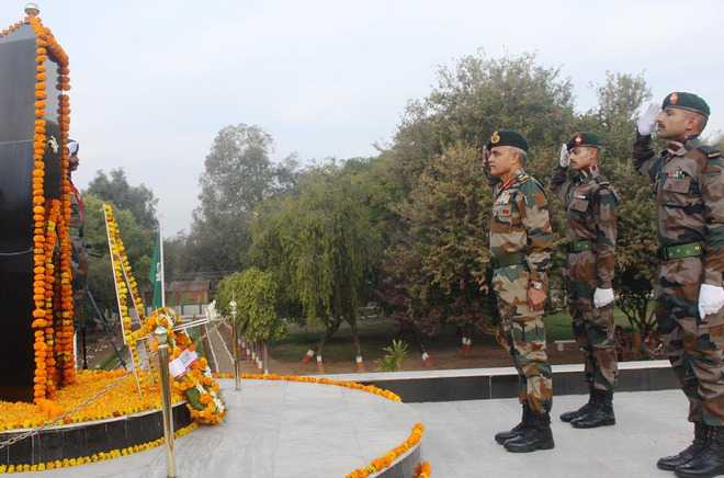 On Army Day, soldiers pay tributes to martyrs
