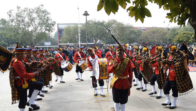 Homage paid to martyrs to mark Army Day