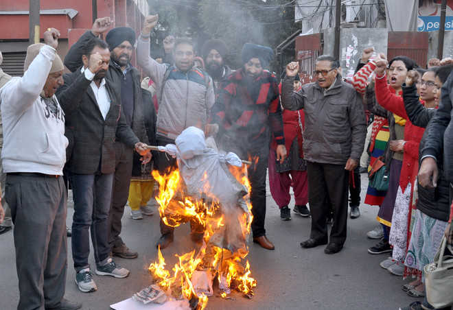 Teachers burn state govt’s effigy