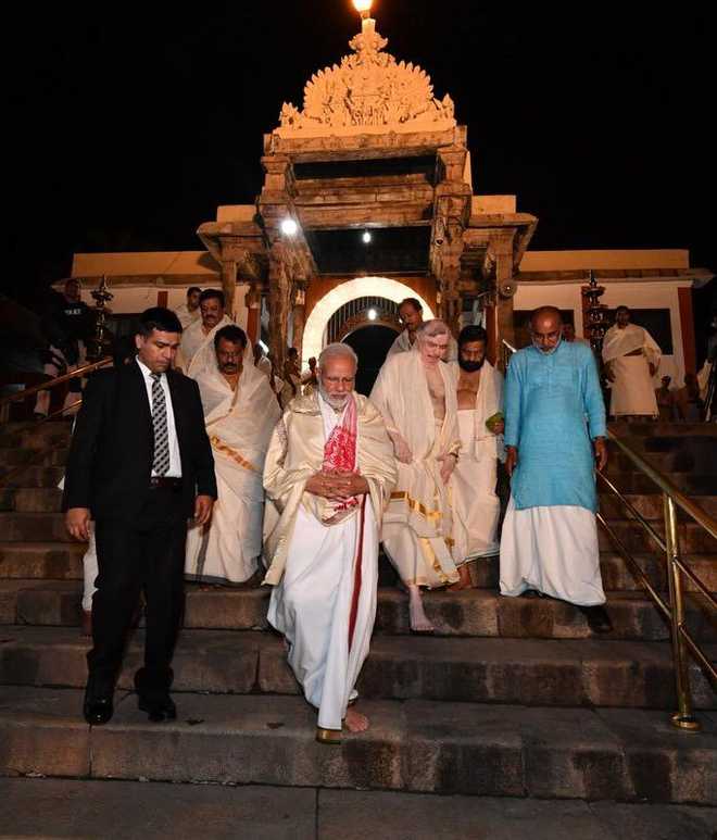 Tharoor says ''was not allowed to enter temple with PM, names taken off list''