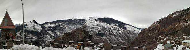 Saach Pass gets snow