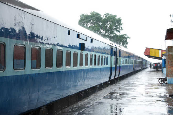 Jammu-Delhi Duronto Express passengers robbed at knifepoint