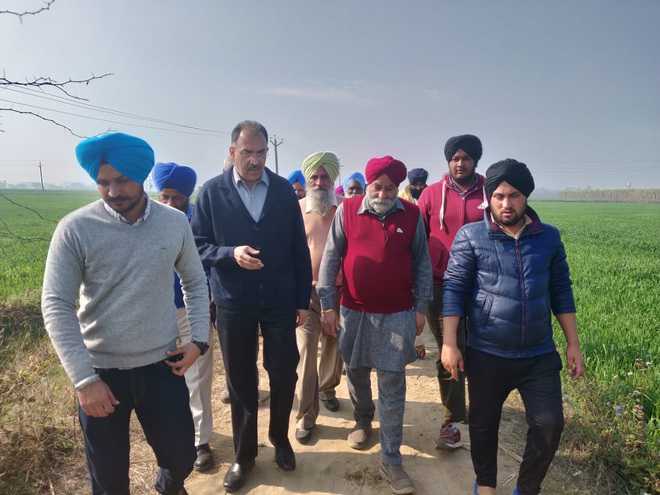 Agri Secy visits Lalru villages, inspects crops
