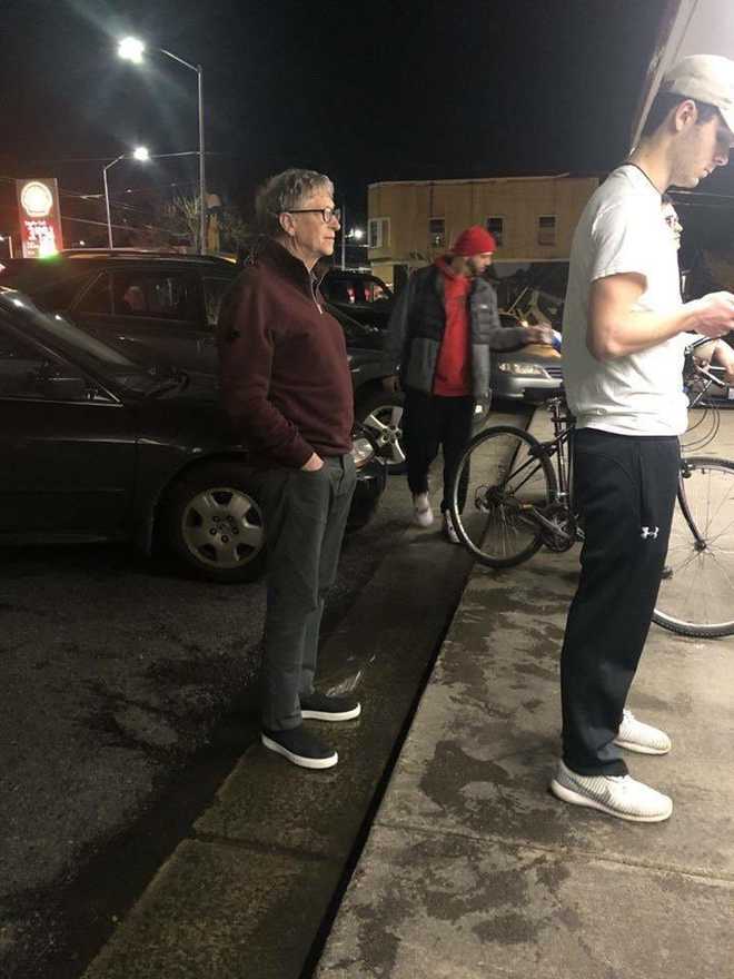 Billionaire Bill Gates stands in a queue to get some burgers and fries; picture goes viral