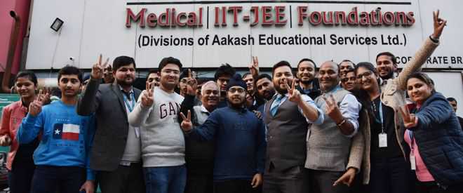 Shrey tops dist in JEE (M) with 99.99 percentile