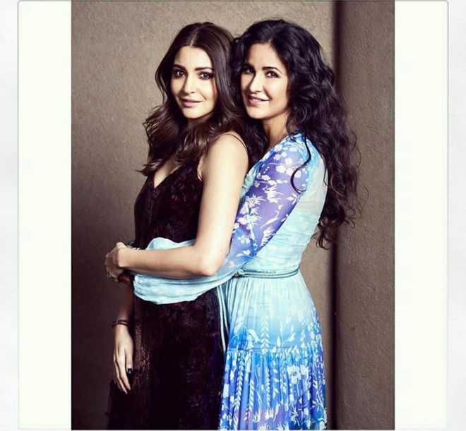 On sets of ‘Bharat’; Katrina Kaif plays cricket and has left a message with Anushka for Virat