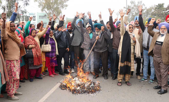 Paramedical staff  burn state govt’s effigy to protest privatisation