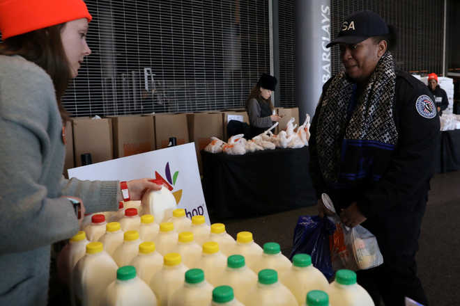 After a month of shutdown, US federal workers turn to food banks