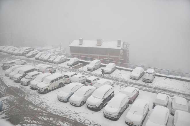 Heavy snowfall throws life out of gear