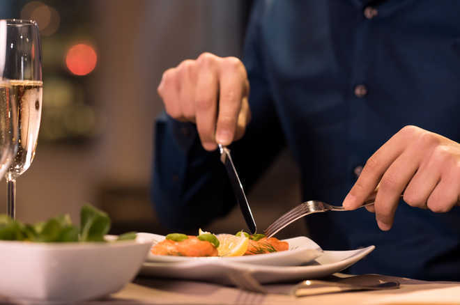 Want to cut food intake? Dine alone