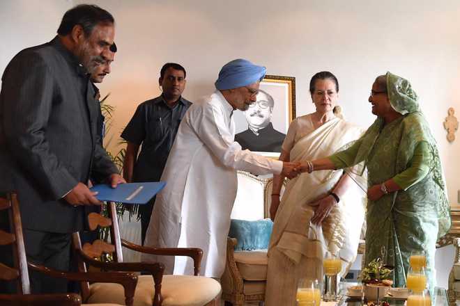 Manmohan Singh, Sonia Gandhi meet Bangladesh PM