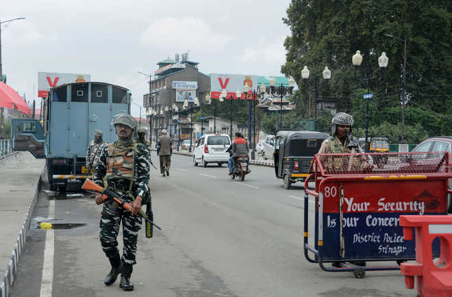 J-K Guv asks administration to lift ‘exit’ advisory for tourists