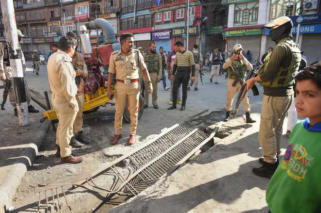 7 injured in grenade attack by militants in Srinagar market