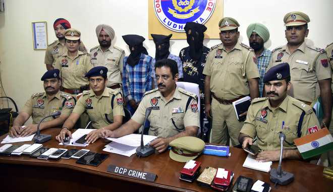 Six snatchers, active in city, arrested