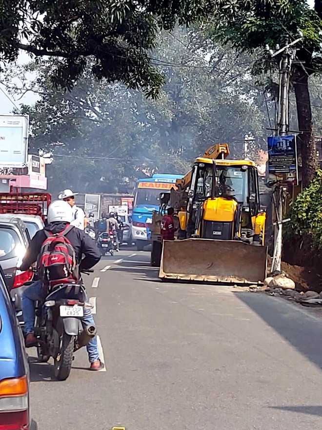 Drain work leads to traffic chaos on Kangra roads