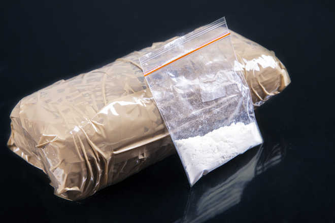 3 drug peddlers arrested with 100-gm heroin