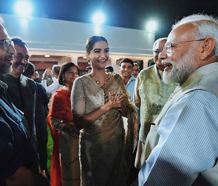 Selfies of PM Modi with Kangana, Sonam, Ekta at Gandhi event gets Twitter talking