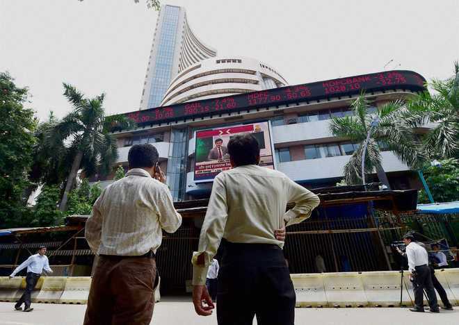Sensex ends 95 pts higher, HCL Tech up 3%
