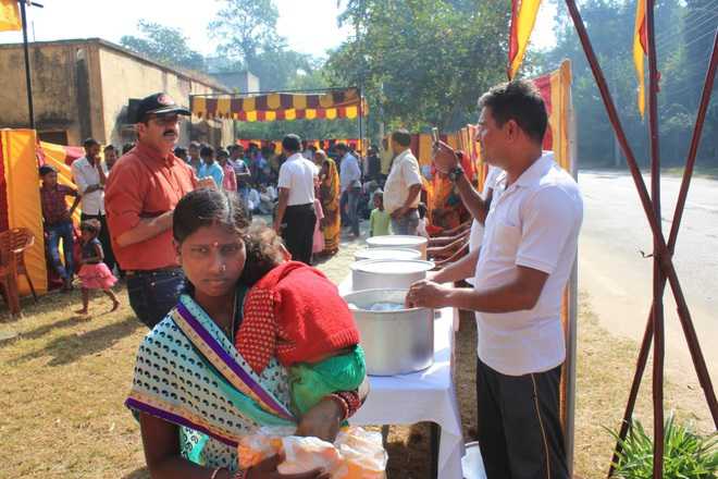 Army unit distributes clothes to poor people