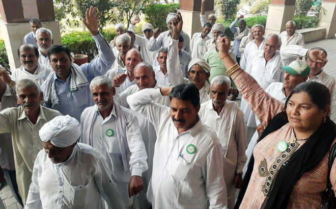 Farmers protest, demand purchase of PR paddy