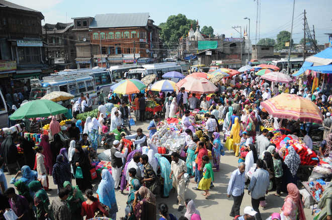 Vendors set up stalls in Srinagar as weekly flea market opens