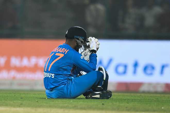 Pant again finds himself getting wrong at reviews, gets trolled