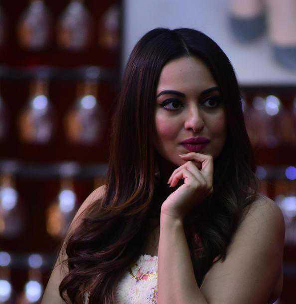 Sonakshi Sinha slams airline for damaging luggage: You broke the unbreakable