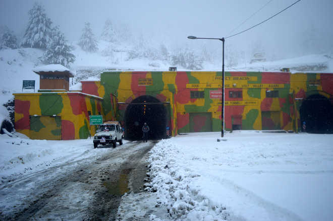 Heavy snow across Kashmir; Jammu-Srinagar highway closed