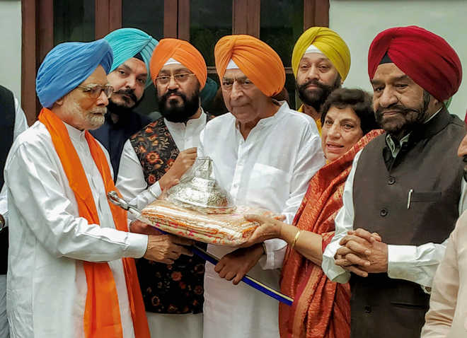 ‘Chhatra’, ‘rumala’ for Kartarpur Sahib handed over to Manmohan Singh