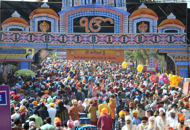 Tens of thousands converge on Guru's holy town