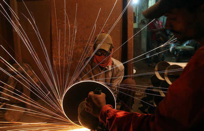 Industrial production contracts 4.3 pc in September