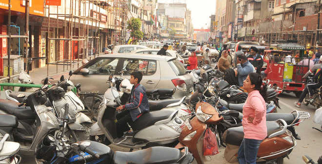 Irked by parking woes, shoppers at Hall Bazaar demand solution