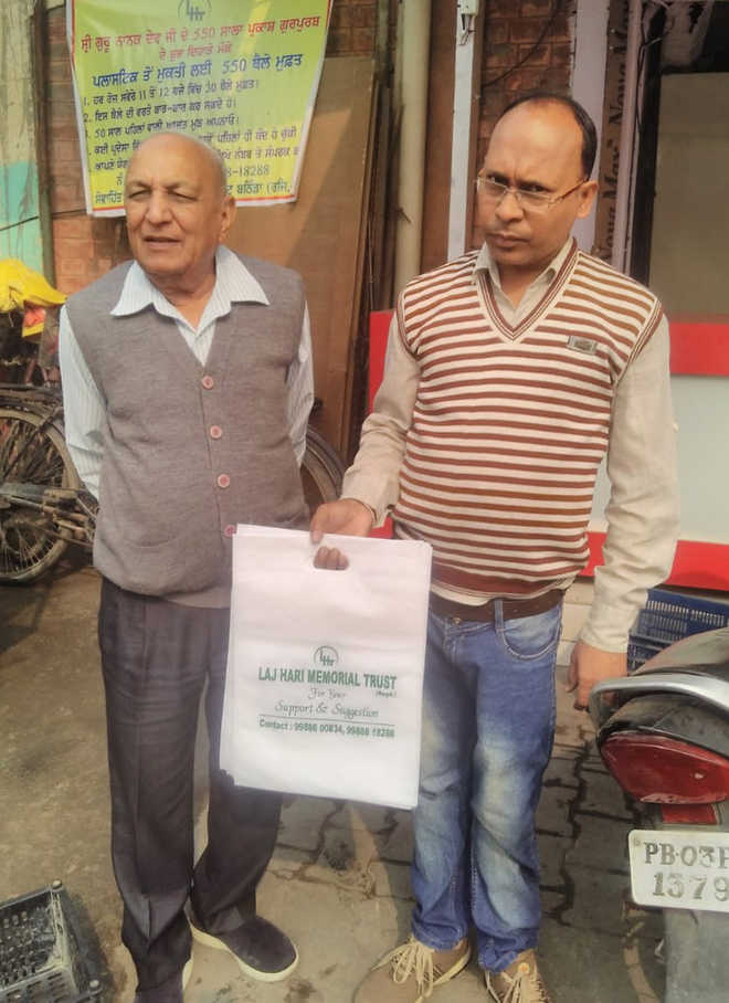 NGO distributes cloth carry bags to celebrate Gurpurb