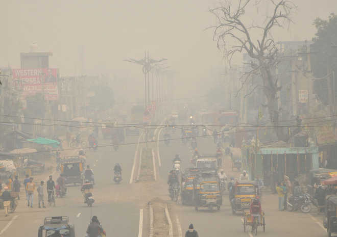 Smog engulfs city, hits visibility on highways
