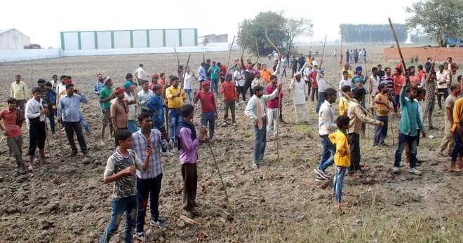 Villagers force admn team to return without taking possession of land