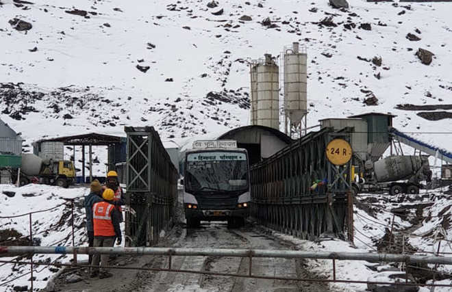 HRTC starts bus  via Rohtang tunnel