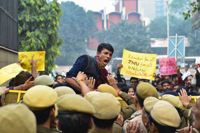 About 100 JNU students detained, some injured in baton-charge by police