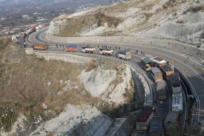Highway closure hits supply of essentials in Kashmir