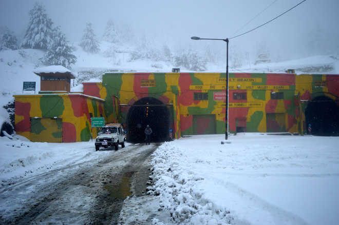Fresh snow closes Jammu-Srinagar highway