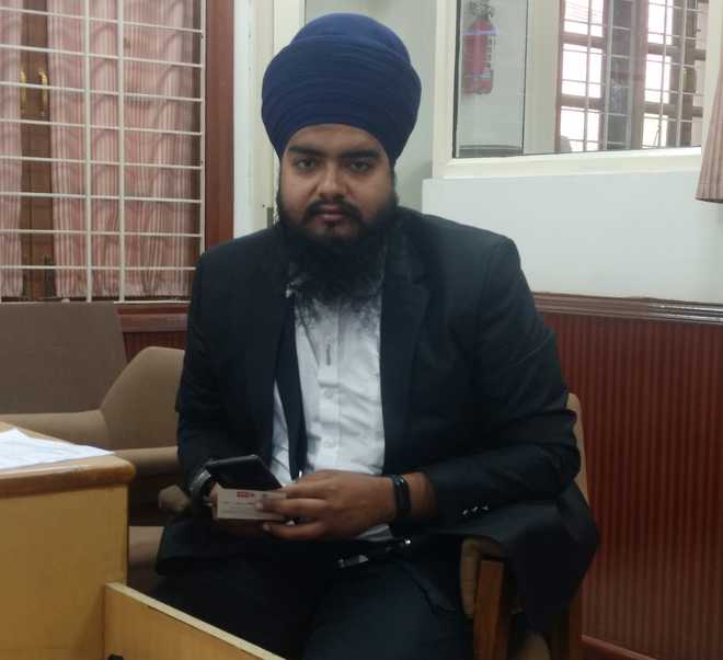 Sikh lawyer from Maharashtra seeks entry into SC with ''kirpan''