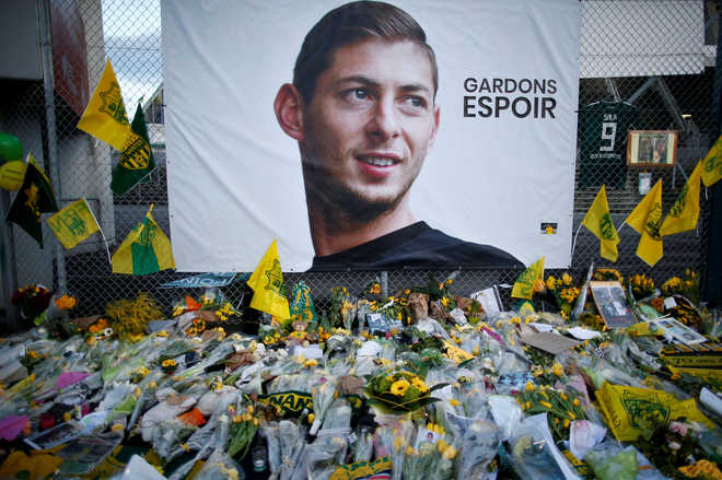 Body from plane wreckage identified as Argentine footballer''s