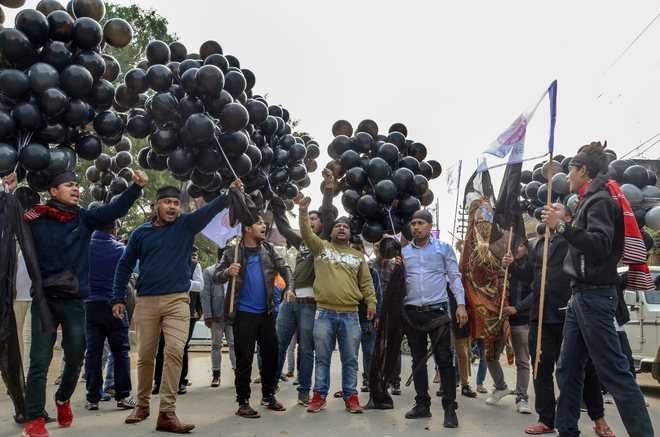 Sonowal shown black flags by agitators; anti-CAA protests 