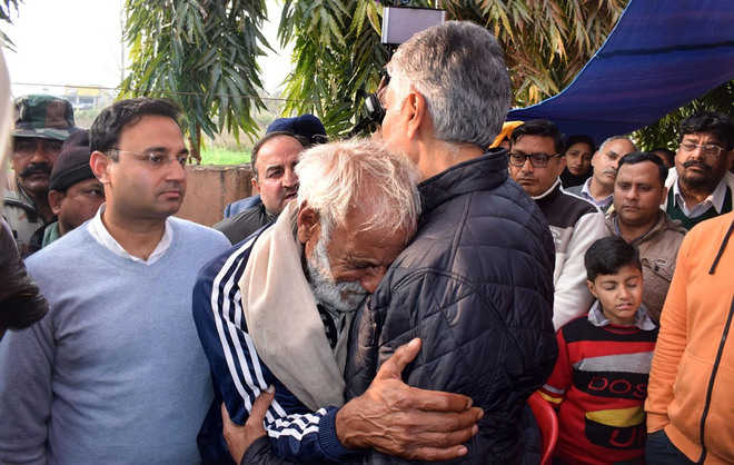 Jakhar visits martyr’s kin in Dinanagar