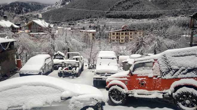 Fresh snowfall: Shimla Kufri Narkanda National Highway blocked