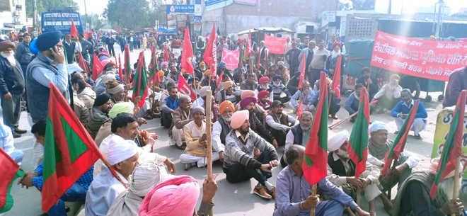 PSPCL workers protest transfer of employee