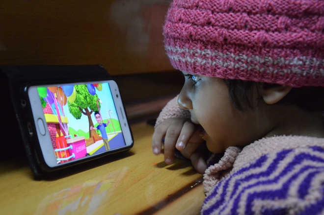 Glued to gadgets, kids complain of dry eyes