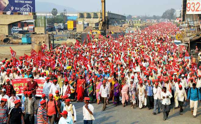 Maharashtra farmers begin march as govt struggles for solution