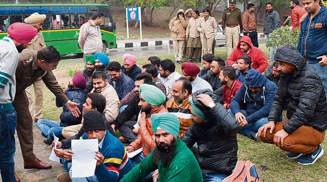 Contractual staff protest outside Vidhan Sabha